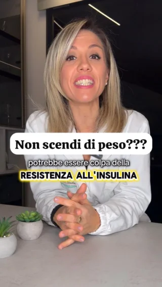 Ti alleni, mangi sano… ma la bilancia non si muove? 🤷‍♀️⚖️
Potrebbe non essere colpa tua, ma della resistenza all’insulina! 🧬

Spesso sottovalutata, è una delle cause più comuni dell’aumento di peso, soprattutto nella zona addominale 🍩➡️👗

In questo reel ti spiego:
❗ Cos’è la resistenza all’insulina
❗ Perché ti fa ingrassare anche se mangi bene
❗ E soprattutto… come contrastarla con alimentazione, esercizio fisico e stile di vita! 🥦🏋️‍♀️🧘‍♀️

Non è solo una questione di calorie: capire il tuo metabolismo fa la differenza. 🔍🔥

Pensi possa riguardarti? Scrivimi!!
Costruiamo insieme un piano alimentare e di allenamento su misura per te 💪🍏
.
.
#resistenzaallinsulina #dimagrimentofemminile #nutrizionefemminile #metabolismo #dietaequilibrata #nutrizione #nutrition #nutrizionista #nutrifit #nutrifitstudio #allenamento #insulina