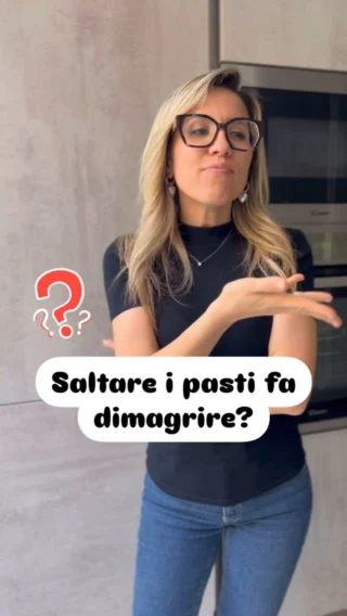 Saltare i pasti fa dimagrire? 🤨
No, non è così semplice (magari lo fosse).
Quando salti i pasti, il tuo corpo entra in modalità risparmio energetico ⚠️
Risultato? Fame nervosa dopo e spesso… abbuffate.

❌Non è dimagrire, è solo un falso allarme al corpo.

La verità? Dimagrire si fa mangiando meglio, non mangiando meno.
Se fosse bastato saltare la cena… saremmo tutti in forma.

Anche tu fai questo ERRORE? Scrivilo nei commenti!

#falsimiti #nutrizioneconsapevole #metabolismo #dimagrirebene #cibosano #nutrizionevera #reelitalia #educazionealimentare #benessere #nutrizione #nutrition #saltareipasti #benessere